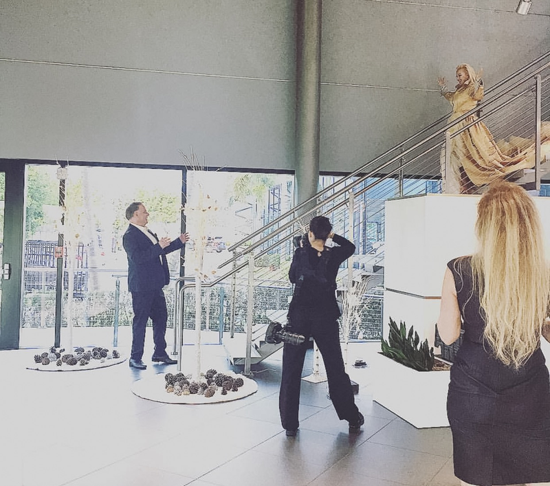 Illustration for article titled This Couple Topped Your Wildest Dreams By Getting Married In A Porsche Showroom